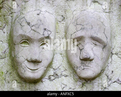 Lachende und traurige Maske geformt aus Stein inspiriert durch klassische Komödie und Tragödie, darstellende Kunst, Theater, theater Stockfoto