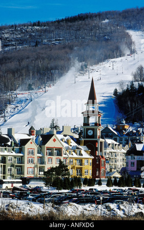 Ansicht des Dorfes am Fuße des Mont Tremblant Ski Resort, nördlich von Montreal, Quebec, Kanada. Stockfoto