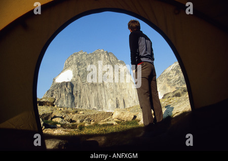 junger Mann bereitet sich Rockclimb im Bugaboo Provincial Park in British Columbia, Kanada. Stockfoto