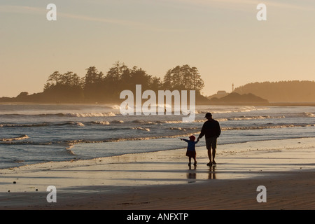 Vater & Tochter spazieren, Chesterman Strand in der Nähe von Tofino, Vancouver Island, British Columbia, Kanada. Stockfoto