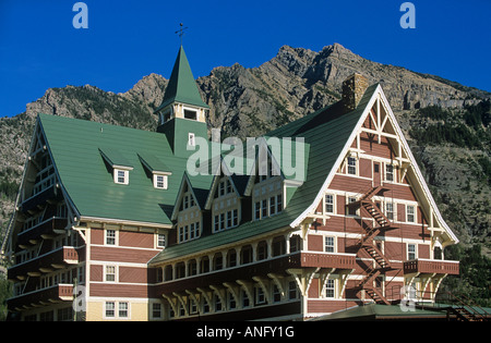 Historic Prince Of Wales Hotel befindet sich über dem Waterton Lake in Waterton Lakes Nationalpark, Alberta, Kanada. Stockfoto