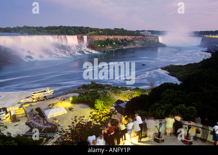 Niagara-Fälle in der Abenddämmerung, Ontario, Kanada. Stockfoto