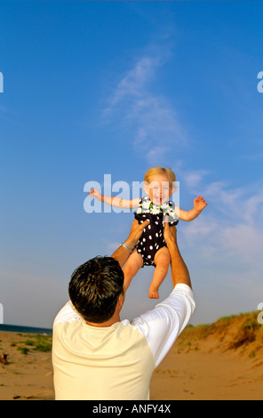 Vater und Tochter spielen auf Covehead Strand, Prince Edward Island National Park, Prince Edward Island, Kanada. Stockfoto