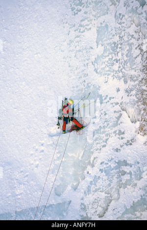 Eiskletterer Skalierung vereisten Wand von Bakers Brook Pond, Gros Morne National Park, Neufundland, Kanada. Stockfoto
