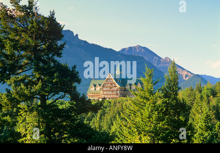 Historic Prince Of Wales Hotel befindet sich über dem Waterton Lake in Waterton Lakes Nationalpark, Alberta, Kanada. Stockfoto