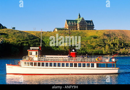 Ausflugsschiff vor Prince Of Wales Hotel in Waterton-Glacier International Peace Park, Alberta, Kanada. Stockfoto