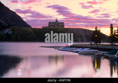 Historic Hotel Prince Of Wales bei Sonnenuntergang oberhalb Waterton Lake in Waterton Lakes Nationalpark, Alberta, Kanada. Stockfoto