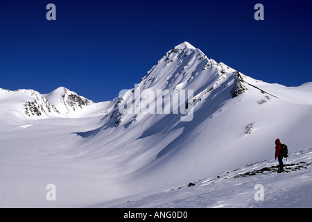 Wanderer, die Crow Pass Crystal Glacier SC AK Winter malerische anzeigen Stockfoto