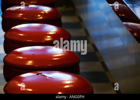 Rote Stühle und ihre Überlegungen in einem Café in Toronto. Stockfoto