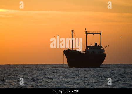 Gestrandetes, geerdetes Schiffswrackschiff; Frachtschiff unter honduranischer Flagge, M/V Demetrios II bei Sonnenuntergang, das 1998 in Pathos Zypern auf Grund lief Stockfoto