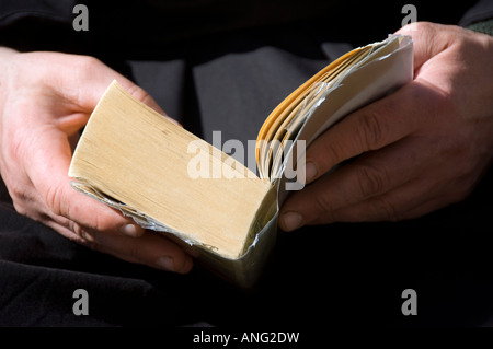 Gebetbuch und des Mönchs Hände Stockfoto