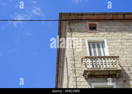 Ecke des korsischen Haus mit blauem Himmel Stockfoto