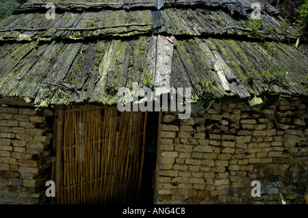 China-Guangxi Fuli Dorf in der Nähe von Yangshuo Holzdach von einem sehr alten Haus Stockfoto