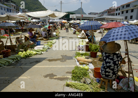 China-Guangxi-Fuli-Dorf in der Nähe von Yangshuo steht auf dem Wochenmarkt Fuli Town Stockfoto