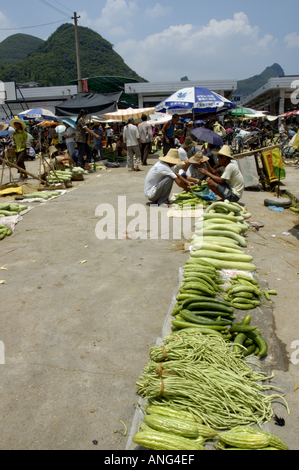 China-Guangxi-Fuli-Dorf in der Nähe von Yangshuo steht auf dem Wochenmarkt Fuli Town Stockfoto