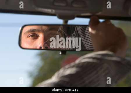 Man passt in seinem Auto Rückspiegel Stockfoto