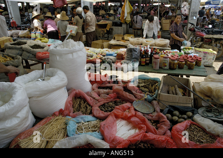 Guangxi, China - Fuli Dorf in der Nähe von Yangshuo - getrocknetes Gemüse Obst und Gewürze zum Verkauf auf dem Wochenmarkt Fuli Town Stockfoto