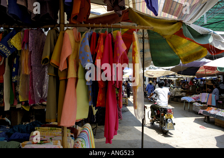 China-Guangxi Fuli Dorf in der Nähe von Yangshuo-Kleidung zum Verkauf auf dem Wochenmarkt Fuli Town Stockfoto