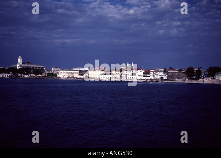 Sansibars Stone Town gesehen von der Küste, Tansania, Ostafrika Stockfoto