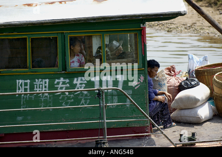 China-Guangxi-Fuli-Dorf in der Nähe Yangshuo Passagiere In einem Boot auf dem Fluss Li Jiang Stockfoto