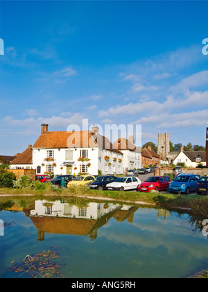 Das Crown Inn Aldbourne Dorf in Duck Pond Wiltshire West Country England UK EU wider Stockfoto