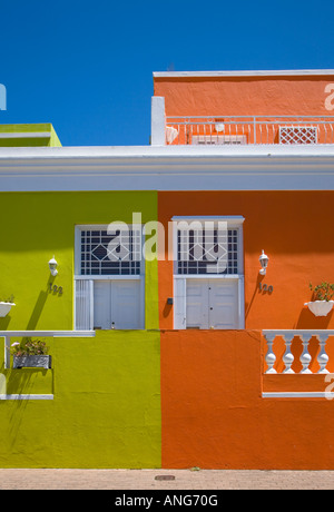 Multicolor Häuser in Bo Kaap Viertel von Kapstadt mit dem Tafelberg in der Ferne Südafrika Stockfoto