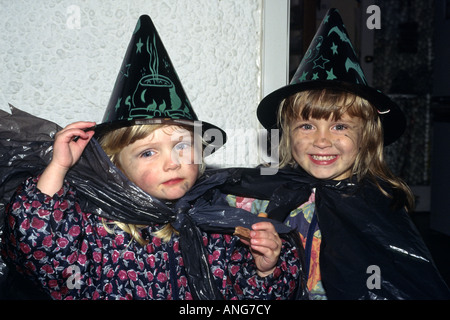 Kinder Halloween-Nacht in Derbyshire in Kostüm Outfits gekleidet. Stockfoto