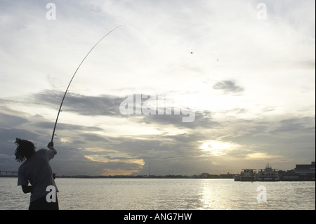 Fischer wirft in den Fluss Suriname in der Hauptstadt Paramaribo, Suriname Stockfoto