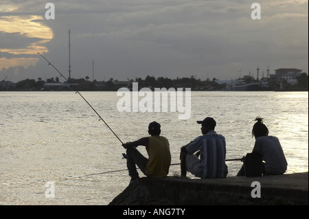 Entspannende Fischer am Fluss Suriname in der Hauptstadt Paramaribo, Suriname Stockfoto