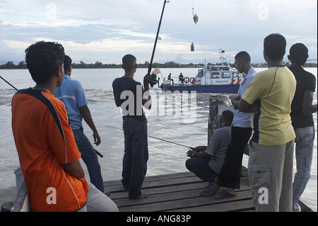 Fischer am Fluss Suriname in der Hauptstadt Paramaribo, Suriname Stockfoto