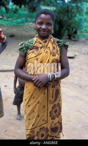 Afrika Kenia DIGO stolz kenianische Mädchen mit neuen Nase piercing gekleidet in traditionellen Kanga Stoff und Silberschmuck Stockfoto