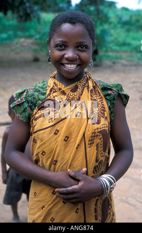 Afrika Kenia DIGO stolz kenianische Mädchen mit neuen Nase piercing gekleidet in traditionellen Kanga Stoff und Silberschmuck Stockfoto