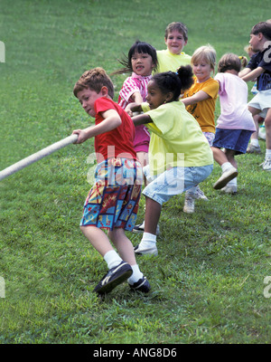 Multikulturelle Kinder spielen Tauziehen Stockfoto