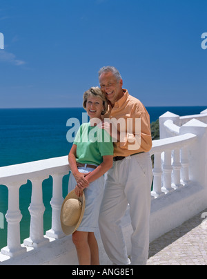 im Ruhestand Alter paar von Brüstungen auf Promenade am Meer Stockfoto
