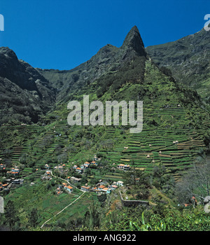 Portugal-Madeira, Blick vom Vinháticos, Berghang mit terrassenförmig angelegten Landwirtschaft Stockfoto