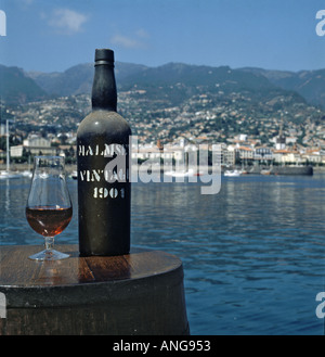 Flasche Vintage Madeirawein am Hafen Funchal Madeira Stockfoto