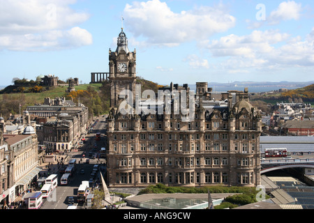 Princes street Balmoral Hotel Calton hill Edinburgh Schottland uk gb im Stadtzentrum Stockfoto