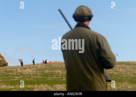 Spiel Vogel schießen UK Schießen auf St Claire Immobilien Hampshire 2000 s Gewehr und Quirle schlagen HOMER SYKES Stockfoto