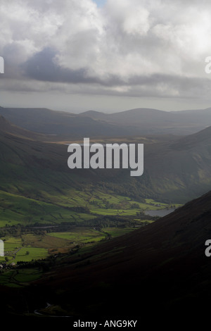 Sonnenlicht beleuchtet Wasdale Head aus Säule oben Mosedale mit Burnmoor Tarn in der Ferne Cumbria, England Stockfoto