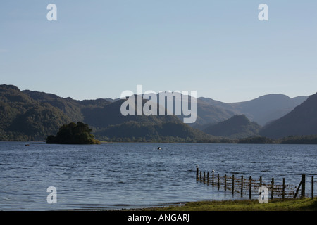 Derwent Water Blick nach Süden in Richtung Borrowdale Blick auf Schloss Fels und Grange fiel Brüder Crag Keswick Cumbria England Stockfoto