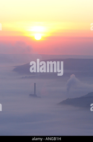 Hoffe Tal Zementwerk bei Sonnenaufgang erhebt sich über dem Nebel gefüllt Hope Valley im Peak District Stockfoto