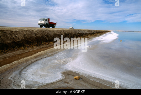 Chott el Djerid Tunisia Endorheic Salt Lake Largest Salt Pan of the Sahara Desert - Truck on Road Stockfoto