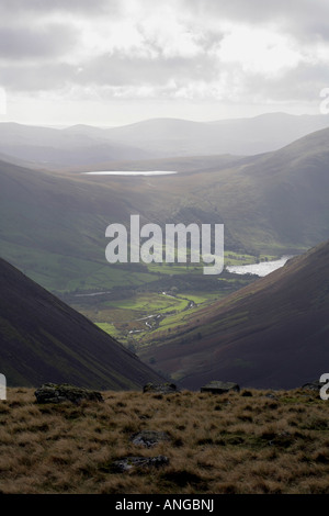 Sonnenlicht beleuchtet Wasdale Head und Wastwater von Säule oben Mosedale mit Burnmoor Tarn in Ferne Cumbria, England Stockfoto