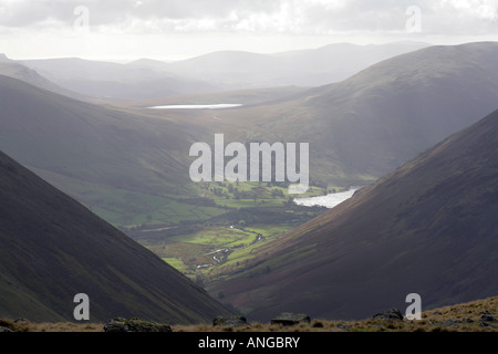 Sonnenlicht beleuchtet Wasdale Head und Wastwater von Säule oben Mosedale mit Burnmoor Tarn in Ferne Cumbria, England Stockfoto