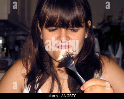 Teenager zog ein Gesicht an den Geschmack von schlechtes Essen Stockfoto