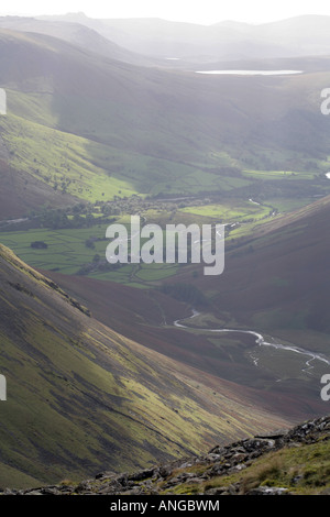 Sonnenlicht beleuchtet Wasdale Head und Wastwater von Säule oben Mosedale mit Burnmoor Tarn in Ferne Cumbria, England Stockfoto