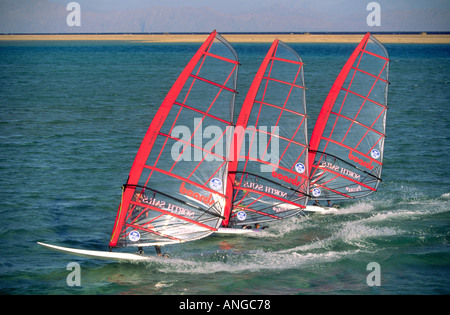 Drei Windsurfer Segeln in der Nähe Bildung auf dem flachen Wasser der Lagune von Dahab am Roten Meer-Ägypten Stockfoto