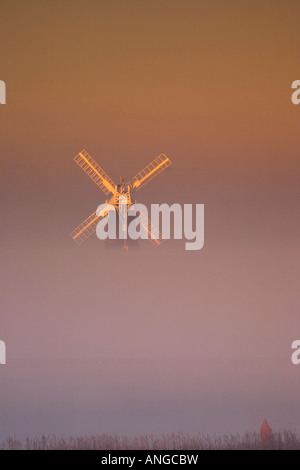 Berney Arme Windmühle erhebt sich über dem Nebel bedeckt Halvergate Marshes auf den Norfolk Broads Stockfoto