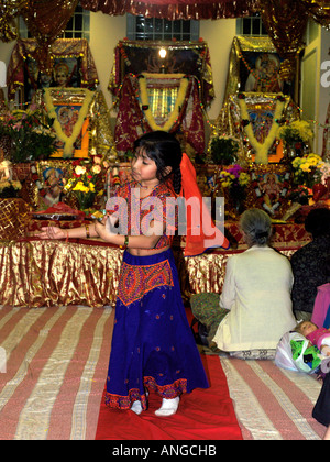 Hindu Zentrum Wimbledon England achten Tag des Navratri kleines Mädchen Tag Kanjka Kind tanzen Stockfoto