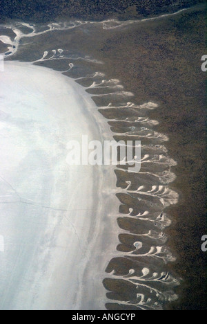 Luftaufnahme von Mustern von Siedesalz am Rande des Etosha Pan in der Etosha Nationalpark in Namibia Stockfoto